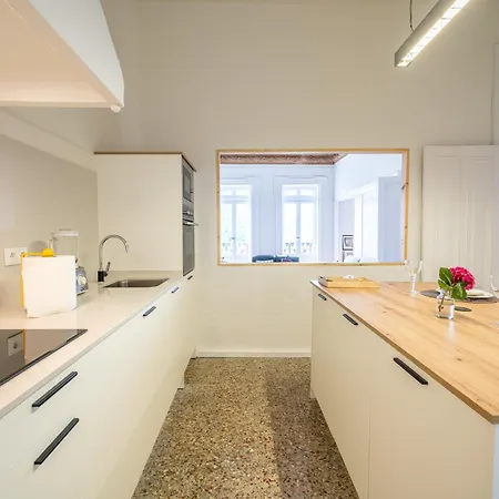 Vistas Al Nautico Y Paseo Maritimo De *