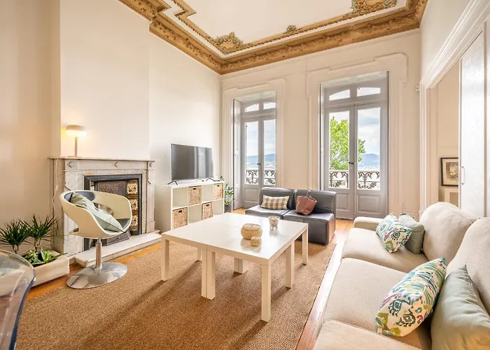 Vistas Al Nautico Y Paseo Maritimo De *